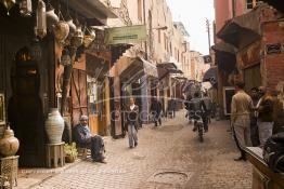 Image du Maroc Professionnelle de  De la place Jemaa El Fanaa on accède à Derb El Kennaria,  les articles du bazar et l'animation de la rue ajoute de la couleur à cette atmosphère magique dans ces ruelles au centre de la médina de Marrakech, le 6 Février 2007. (Photo / Abdeljalil Bounhar)

 